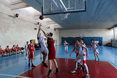 Симферопольская спортшкола № 2 сохраняет лидерство в юношеском баскетбольном первенстве Крыма