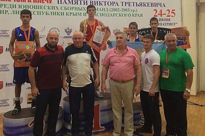 Юношеская сборная Крыма завоевала семь медалей на международной матчевой встрече по боксу в Новороссийске