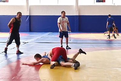 Видеосюжет о тренировочном сборе юношеской сборной России по греко-римской борьбе в Алуште