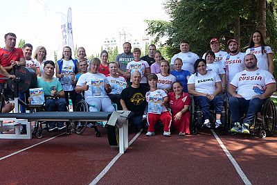 В Алуште сильнейшие российские паралимпийцы провели матчевую встречу со сборной Крыма по пауэрлифтингу