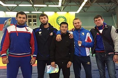 Крымские борцы-классики завоевали две медали на мастерском турнире в Элисте