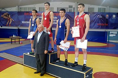 Крымские борцы завоевали 30 медалей на Всероссийском юношеском турнире в Алуште