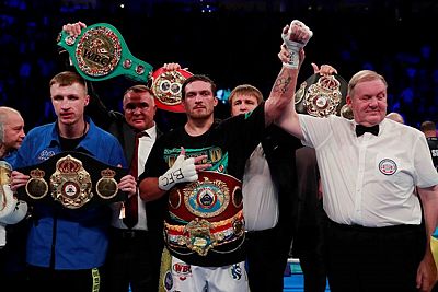 Воспитанник крымского бокса Александр Усик сохранил титул абсолютного чемпиона мира в первом тяжелом весе