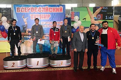 Симферополец Эмин Сефершаев выиграл борцовский турнир в Тарко-Сале