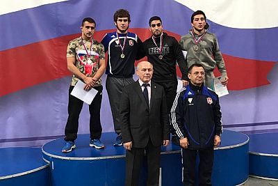 Сборная Крыма завоевала семь медалей в лично-командном Кубке России по вольной борьбе