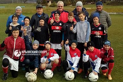 Юные футболисты из Алушты и Бахчисарая провели профессиональный сбор под руководством легендарных игроков "Таврии"