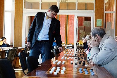Чемпион мира по шашкам Сергей Белошеев провел сеанс одновременной игры в Симферополе