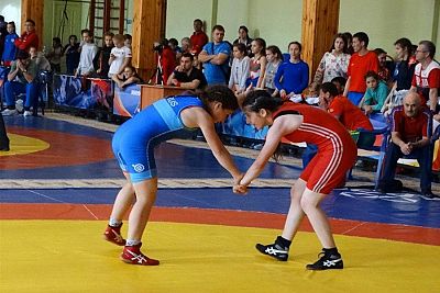 Все победители и призеры первенства Крыма по женской борьбе среди девушек до 18 лет