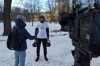 В Санкт-Петербурге спортсмен из Ялты установил рекорд по суточной ходьбе с гирями