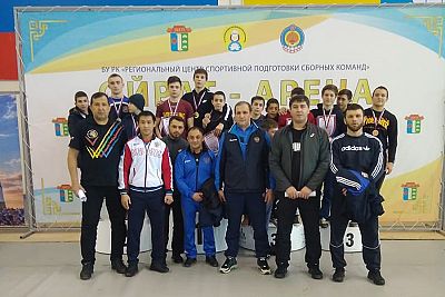 Юношеская сборная Крыма по вольной борьбе завоевала восемь медалей на первенстве ЮФО в Элисте!