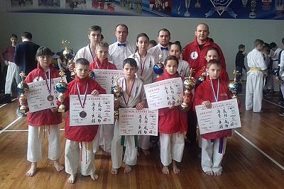 Сборная Крыма завоевала 10 медалей на двух юношеских турнирах по киокусинкай в Краснодаре