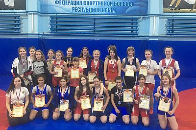 Все победители и призеры первенства Крыма по женской борьбе среди девушек до 16 лет