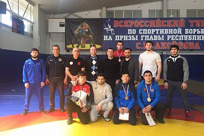 Сборная Крыма завоевала 10 наград на домашнем чемпионате ЮФО по вольной борьбе