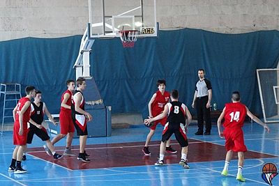 Первый состав СШ-2 захватил единоличное лидерство в юношеском баскетбольном первенстве Крыма