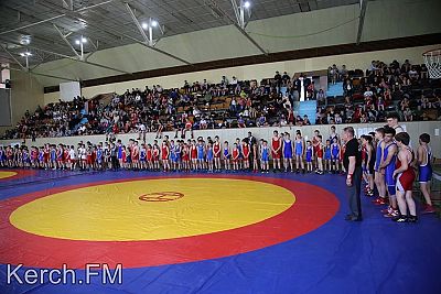 Два юношеских турнира по греко-римской борьбе в Керчи собрали почти 400 участников!