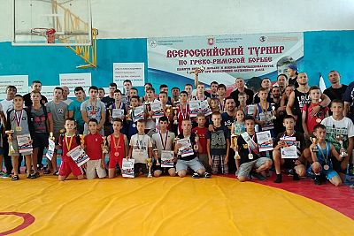 Борцовские соревнования в Бахчисарае собрали участников из пяти стран