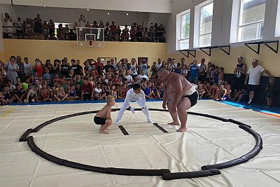 Звезды мирового сумо провели мастер-класс в Бахчисарае