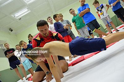 Олимпийский чемпион Александр Усик побывал в гостях у юных ялтинский сумоистов