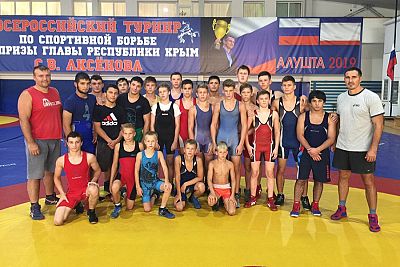 В Алуште юные крымские борцы-классики готовятся к Спартакиаде учащихся России
