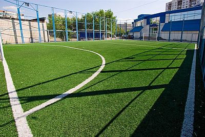 Сдачу в эксплуатацию полей для мини-футбола в Судаке и Симферополе предлагают отложить на полгода