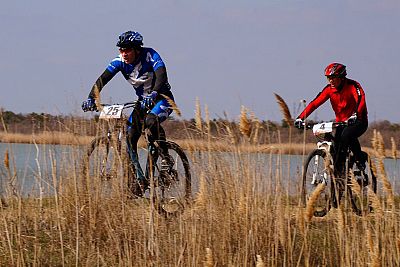 Крымские велобайкеры "поколбасились" у озера Мойнаки