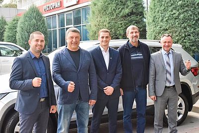 Симферопольскому чемпиону мира по боксу Глебу Бакши подарили автомобиль