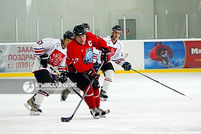 Севастопольский "Адмирал" выиграл первый финальный матч крымского дивизиона Ночной хоккейной лиги