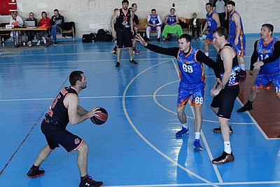 Алуштинский "Лесогор" вырывается в единоличные лидеры дивизиона "А" мужского баскетбольного чемпионата Крыма