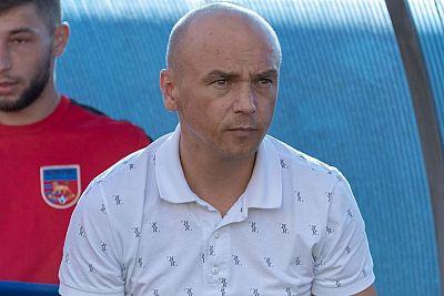 Ялтинский "Инкомспорт" отзаявил троих игроков и тренера Дениса Голайдо