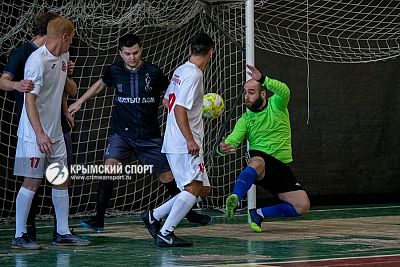 Полку участников футзальной "Арсеналъ Лиги Крыма" прибыло