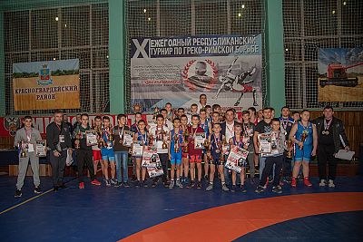 Борцовский турнир в Петровке собрал 150 участников
