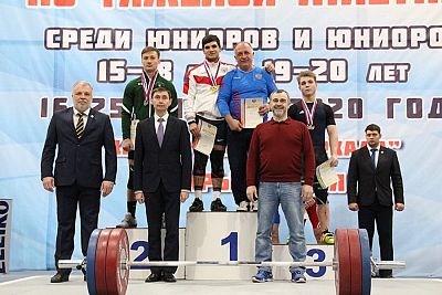 Симферопольский тяжелоатлет Геворг Серобян обновил семь рекордов России на юниорском первенстве в Старом Осколе!