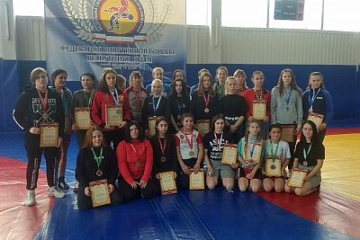 Все победители и призеры первенства Крыма по женской борьбе среди девушек до 18 лет