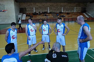Лидер дивизиона "Б" мужского баскетбольного чемпионата Крыма вырывает победу на последней секунде