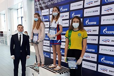 Полина Бирюкова из Севастополя завоевала три медали на окружных соревнованиях по плаванию в Астрахани
