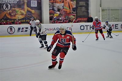 "Сарматы" и "Заряд" сохраняют лидерство в Ночной хоккейной лиге в Крыму