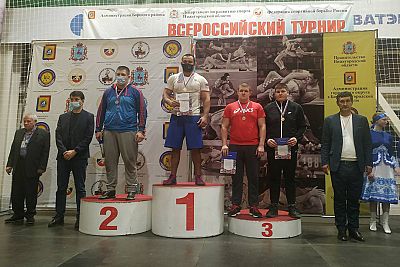 Алуштинец Азиз Сеитов – победитель мастерского борцовского турнира в Нижегородской области