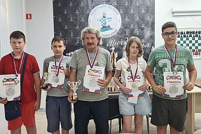 В Симферополе определились победители шахматного турнира памяти Евгения Кадникова