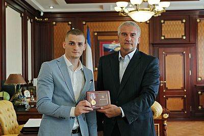 Бронзовый призер Олимпиады в Токио Глеб Бакши получил от главы Крыма медаль и миллион рублей