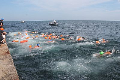 В Севастополе прошел первый в Крыму массовый некоммерческий заплыв на открытой воде