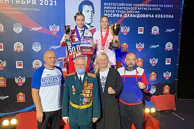 Елена Гапешина из Севастополя выиграла боксерский турнир имени Иосифа Кобзона в Московской области