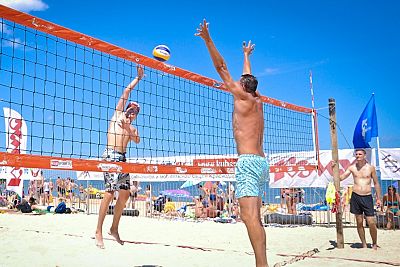 В чемпионате Крыма по пляжному волейболу осталось сыграть только финал
