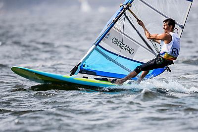 Евпаторийский виндсерфингист Максим Оберемко уже 15-й в общем зачете в олимпийском Рио
