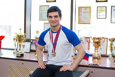 Симферопольский тяжелоатлет Геворг Серобян завоевал три "золота" на юниорском первенстве России