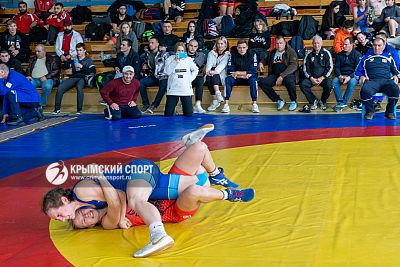 Определились победители первенств Крыма по женской борьбе в двух возрастных категориях