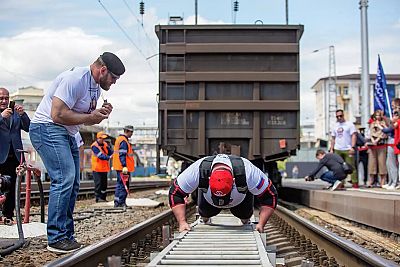 Керчанин Егор Сороколетов установил мировой рекорд по буксировке поездов