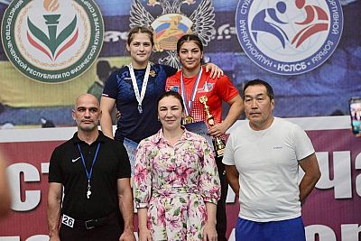 У представительниц Крыма – два "золота" на соревнованиях по женской борьбе в рамках Всероссийской летней Универсиады