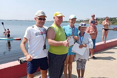 Спортсмены-ветераны из семи городов России провели полуторакилометровый заплыв в акватории Керченского пролива