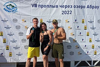 Представители "Тавриды Мастерс" завоевали россыпь медалей в проплыве через озеро Абрау