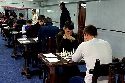 В Евпатории прошел Первый турнир поколений Крыма по быстрым шахматам